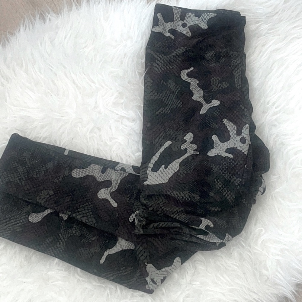 No boundaries butter soft leggings in camo print size Small